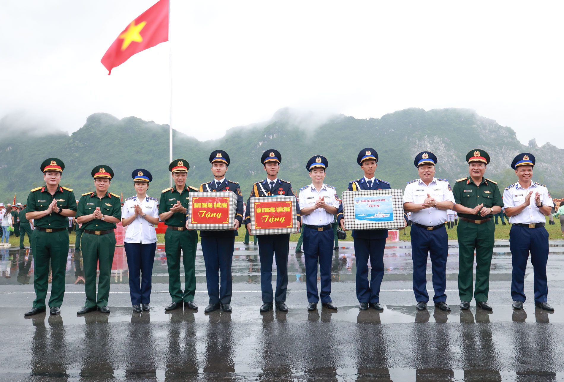 Thủ trưởng Bộ Tư lệnh Cảnh sát biển tặng quà các lực lượng đại diện Cảnh sát biển Việt Nam thực hiện nhiệm vụ A80.