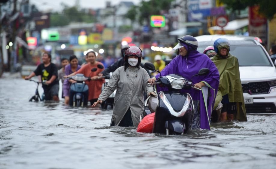 Mưa lớn dồn dập ở miền Bắc và Bắc Trung Bộ, cảnh báo lũ quét và sạt lở đất