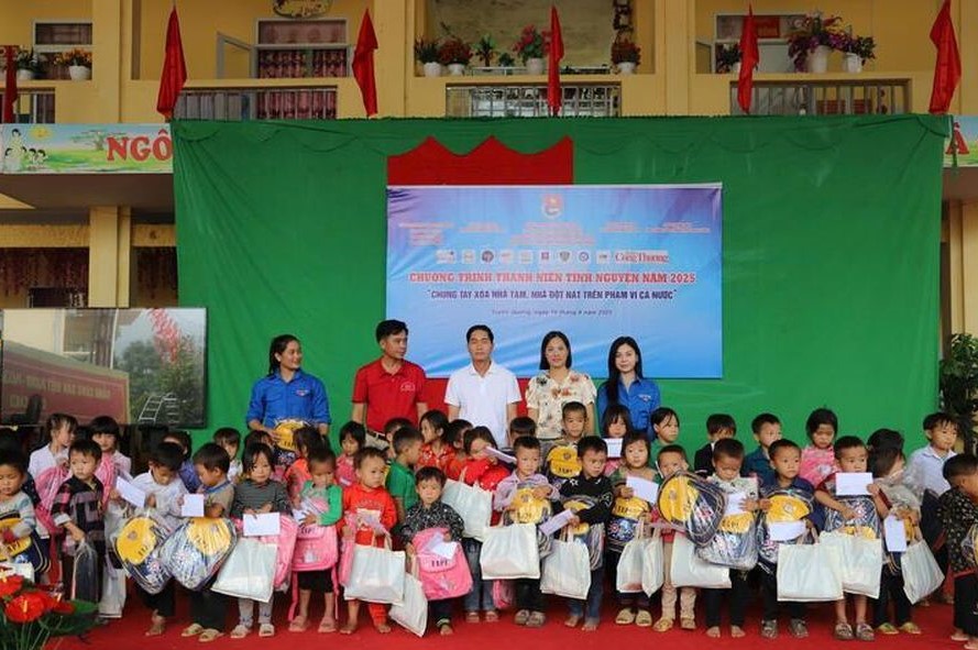 Đoàn công tác trao tặng đồ dùng học tập, sản phẩm dinh dưỡng và nhu yếu phẩm cho 41 em học sinh người dân tộc thiểu số tại điểm trường Mã Lùng, xã Giáp Trung