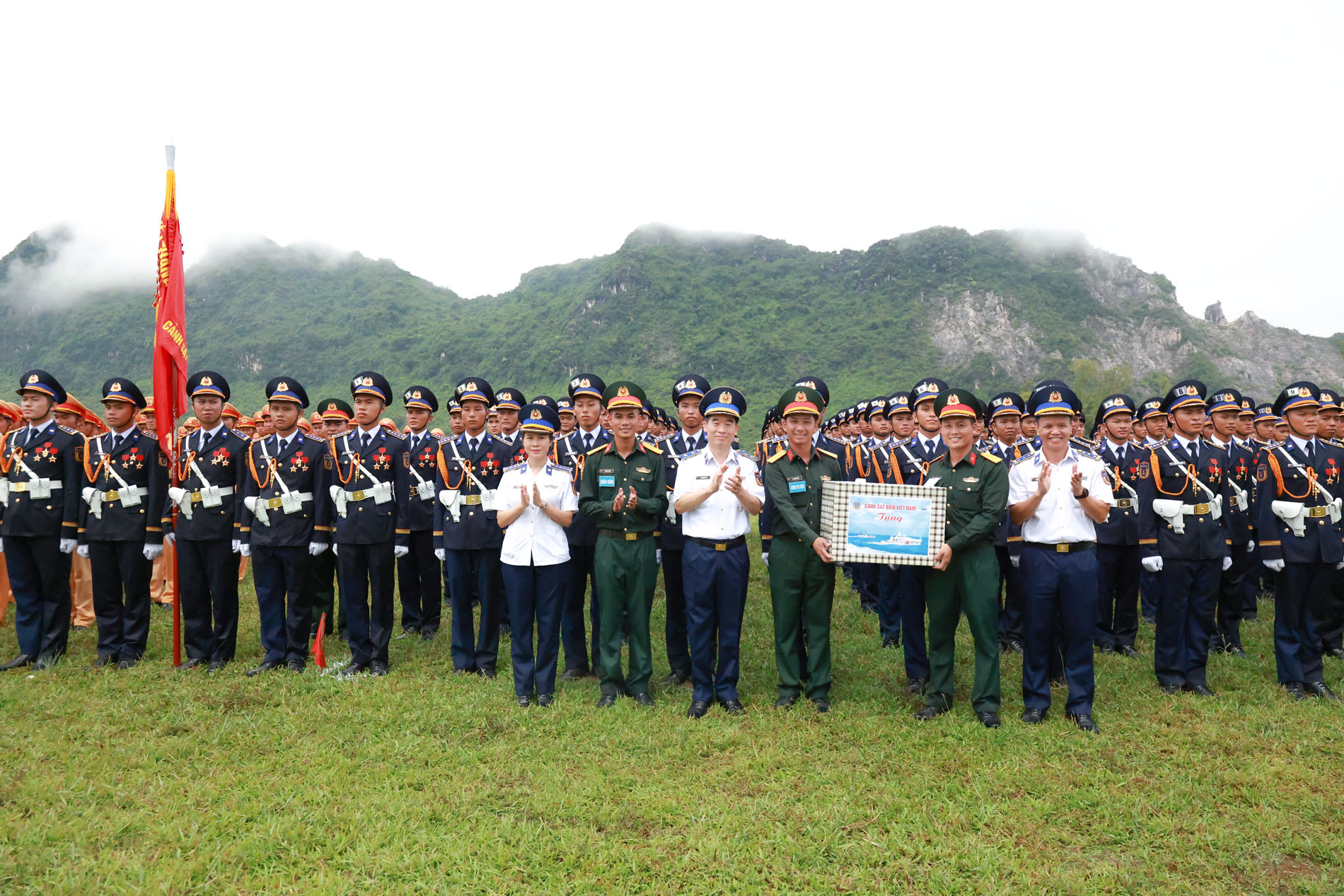 Trung tướng Bùi Quốc Oai - Chính uỷ Cảnh sát biển Việt Nam động viên và tặng quà các lực lượng tham gia thực hiện A80