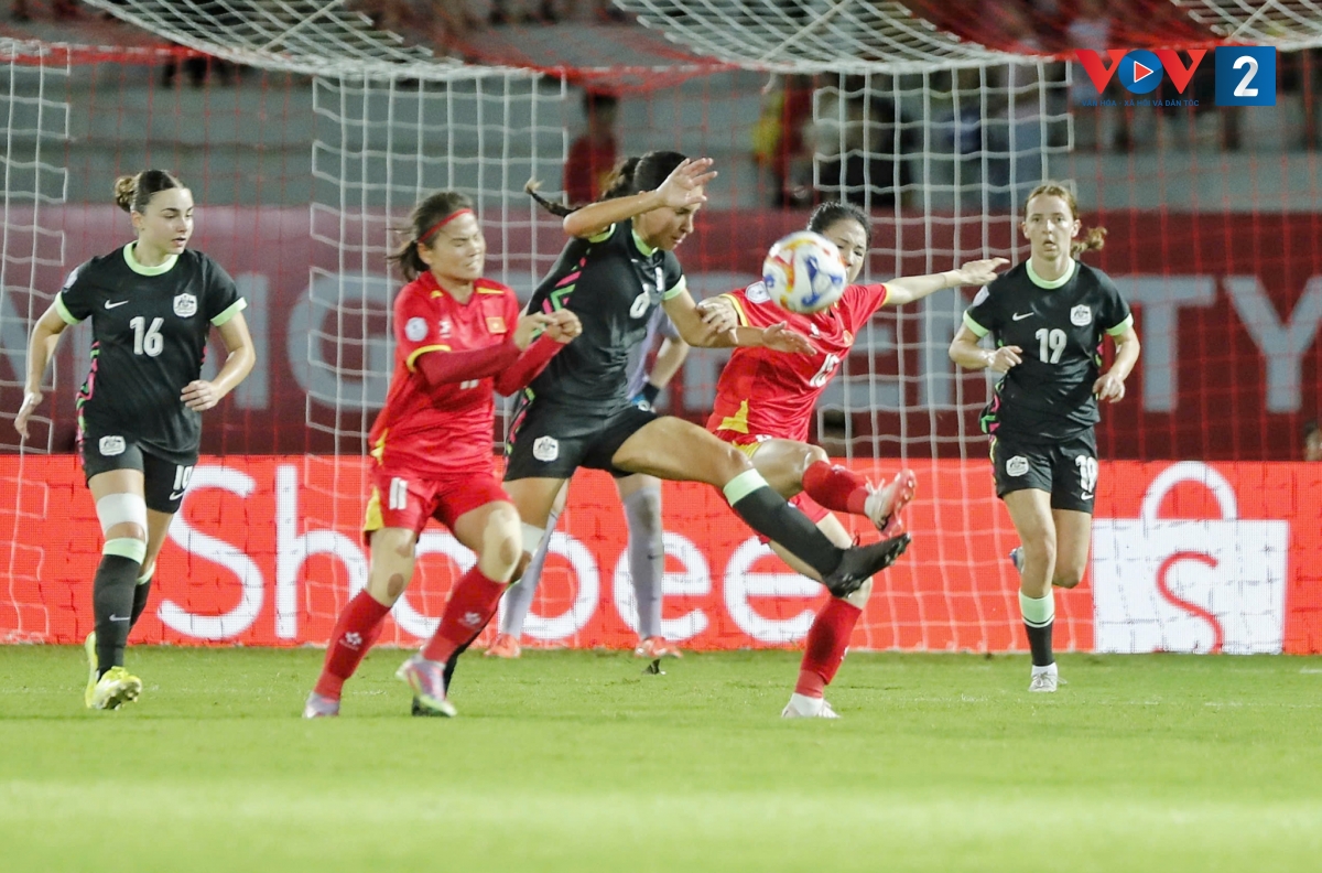 Các cô gái áo đỏ gặp nhiều khó khăn trước dàn cầu thủ hơn hẳn về thể hình và thể lực của Australia. (Ảnh vov.vn)