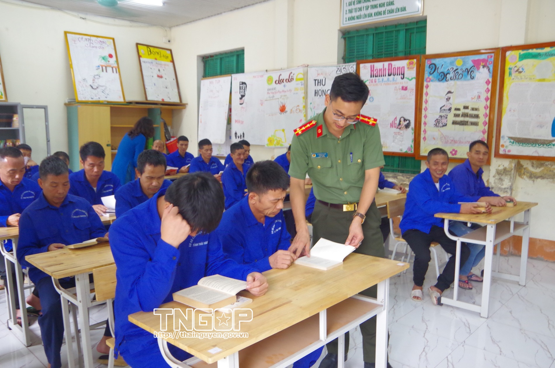 Cán bộ Công an tỉnh Thái Nguyên tuyên truyền các quy định của pháp luật về công tác phòng, chống tội phạm ma tuý tại Cơ sở cai nghiện tỉnh Thái Nguyên