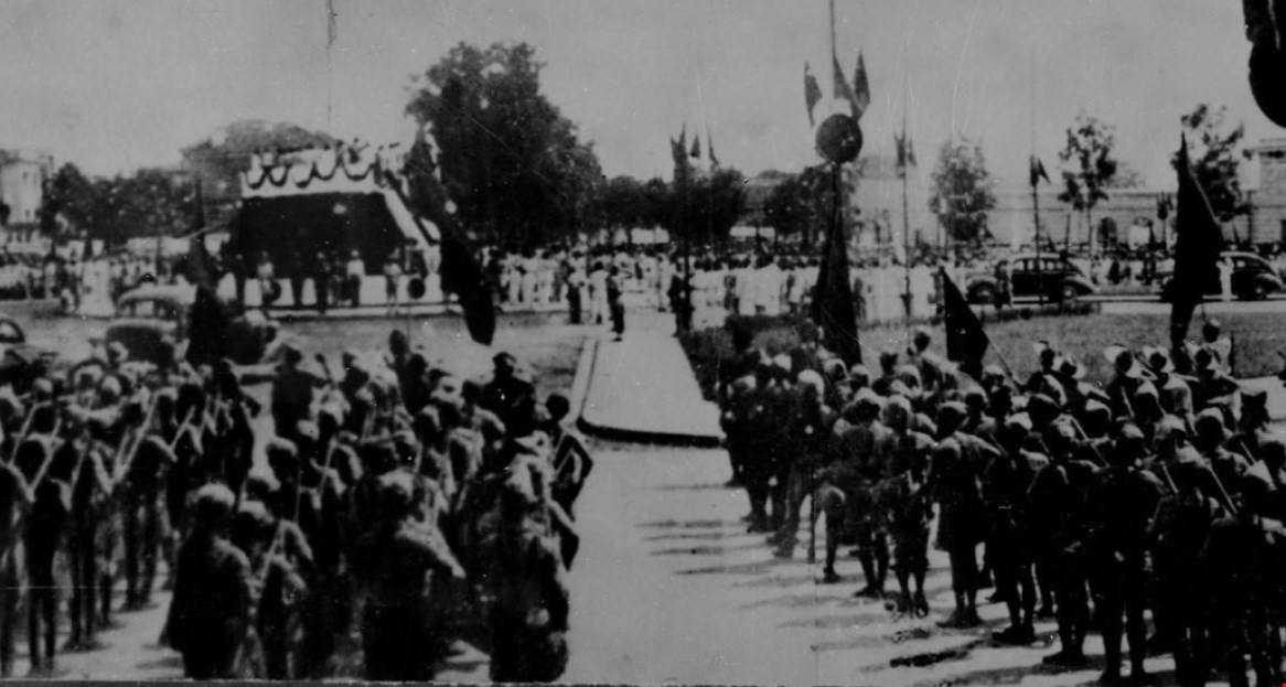 Quần chúng nhân dân tập trung tại Quảng trường Ba Đình nghe Chủ tịch Hồ Chí Minh đọc Tuyên ngôn Độc lập, sáng 2/9/1945. Ảnh: Tư liệu TTXVN