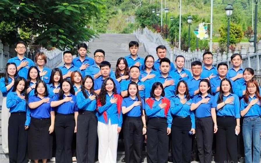 Đoàn công tác viếng Nghĩa trang liệt sỹ Quốc gia Vị Xuyên