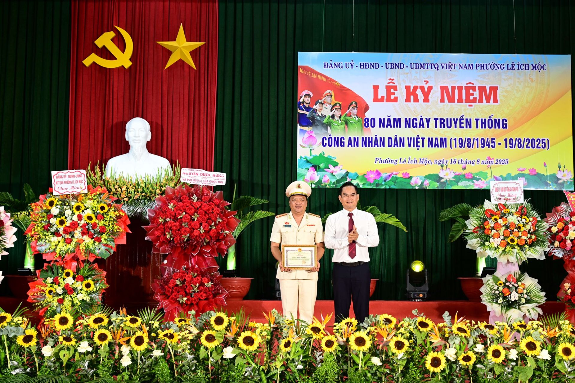 Đồng chí Trịnh Quang Trường, Bí thư Đảng ủy, Chủ tịch HĐND phường trao khen thưởng cho tập thể Công an phường có thành tích đột xuất Đồng chí Trịnh Quang Trường, Bí thư Đảng ủy, Chủ tịch HĐND phường trao khen thưởng cho tập thể Công an phường có thành tích đột xuất