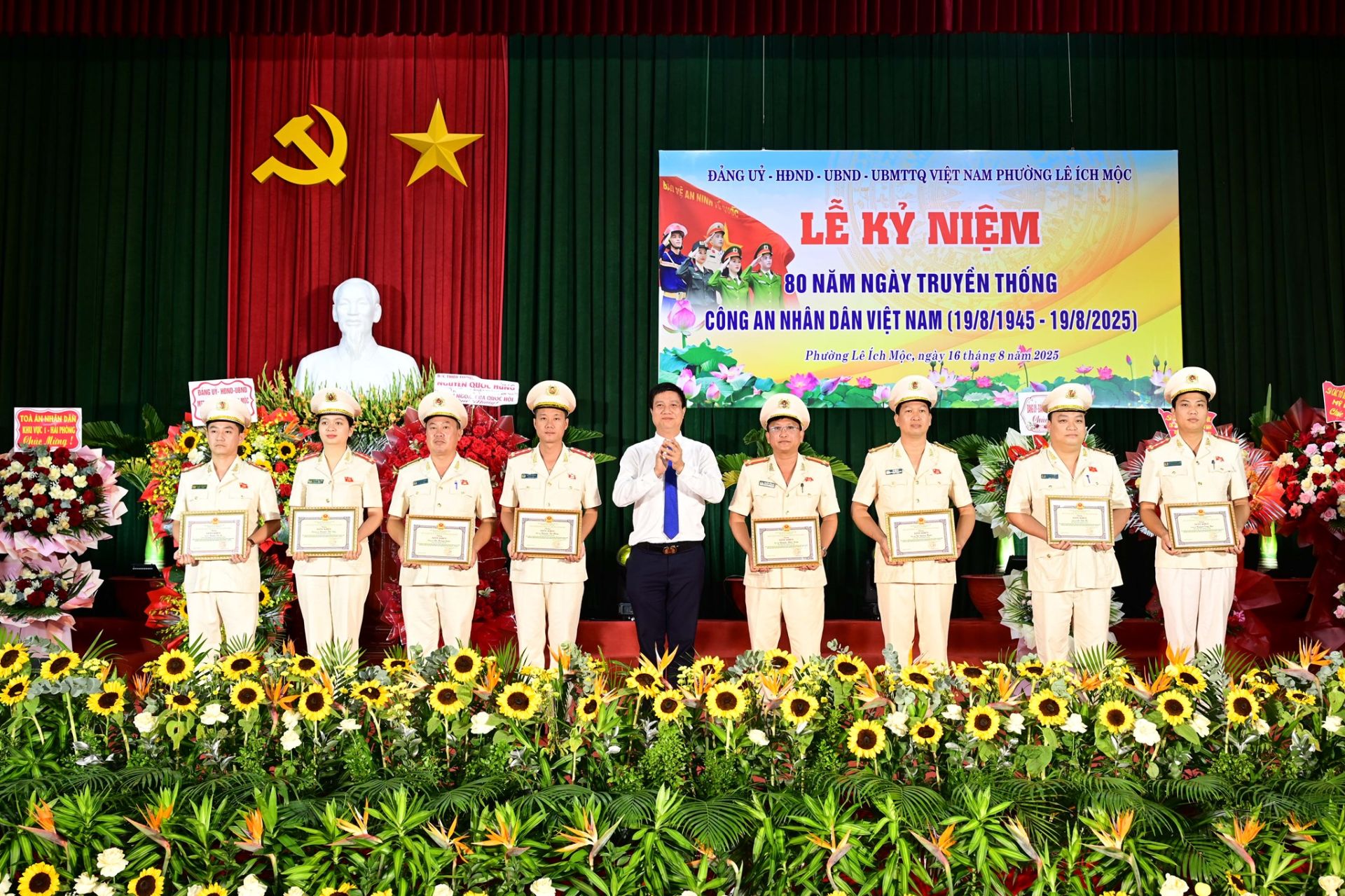 Đồng chí Nguyễn Quang Vinh, Phó Bí thư Đảng ủy, Chủ tịch UBND phường trao khen thưởng cho các chỉ huy và cán bộ chiến sỹ Công an phường có thành tích đột xuất Đồng chí Nguyễn Quang Vinh, Phó Bí thư Đảng ủy, Chủ tịch UBND phường trao khen thưởng cho các chỉ huy và cán bộ chiến sỹ Công an phường có thành tích đột xuất