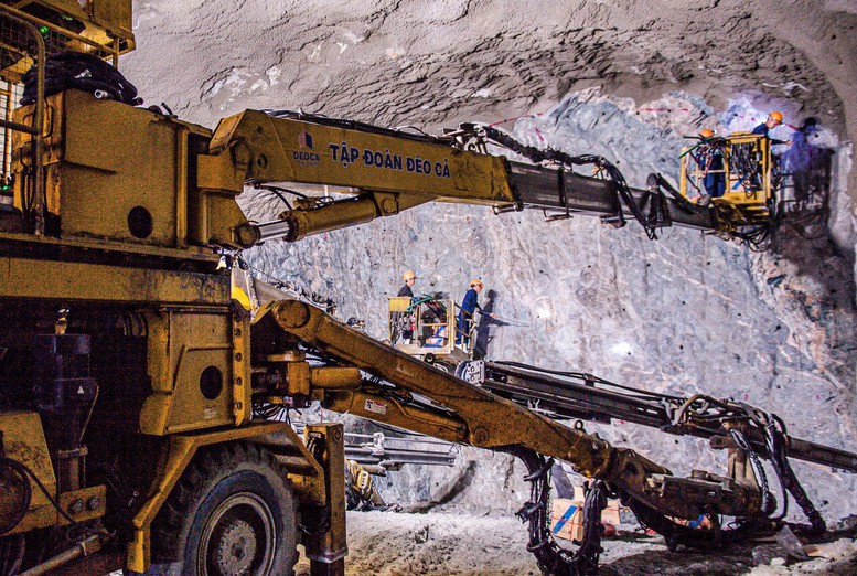 Hạng mục hầm đang được thông tuyến - Ảnh: Lưu Hương