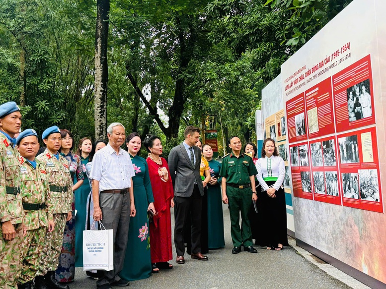Các đại biểu tham quan triển lãm. Ảnh: VGP/Minh Thư