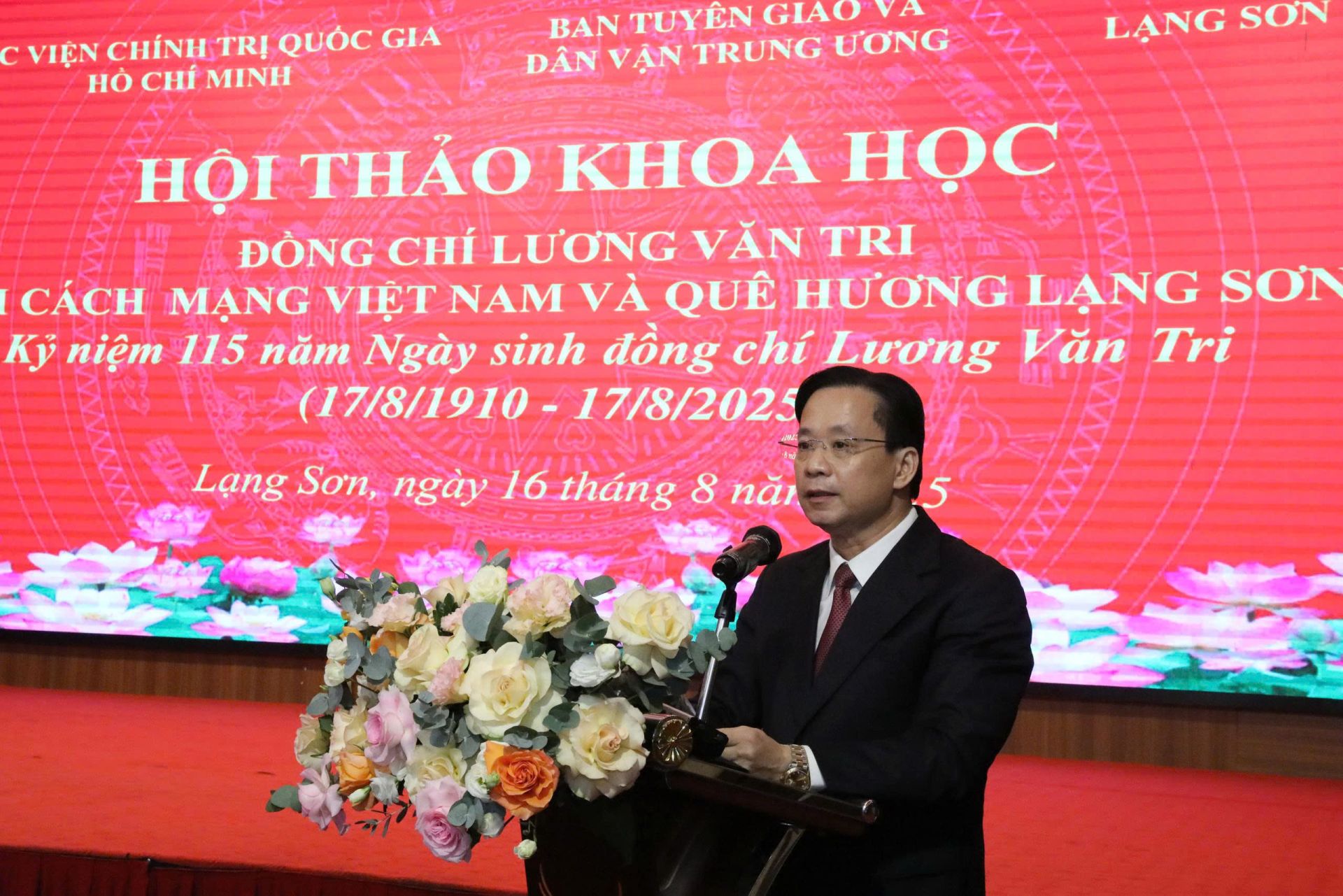 Đồng chí Hoàng Văn Nghiệm, Bí thư Tỉnh ủy, Trưởng Đoàn đại biểu Quốc hội tỉnh Lạng Sơn phát biểu chào mừng hội thảo
