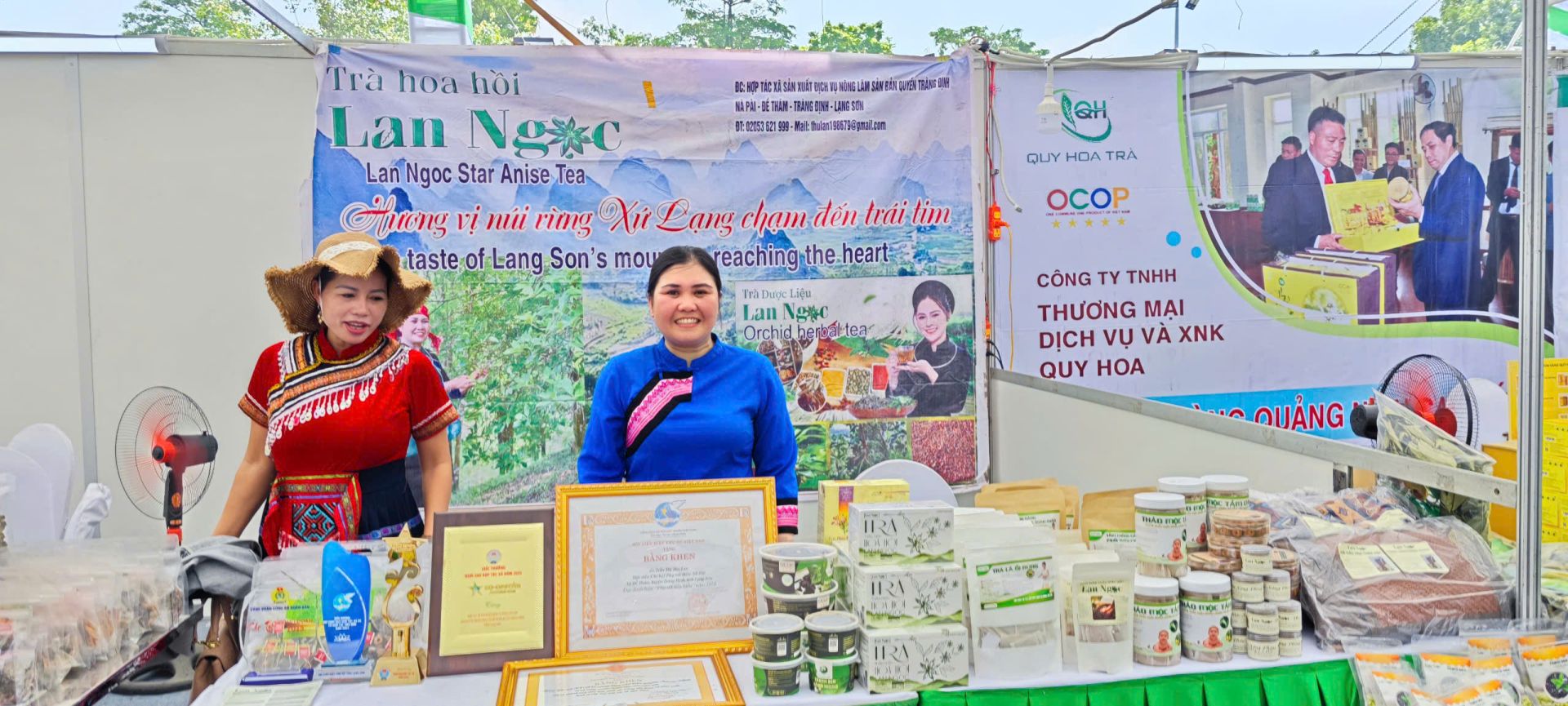 Bà Trần Thị Thu Lan, Giám đốc Hợp tác xã Sản xuất Dịch vụ Nông lâm sản Bản Quyền đem sản phẩm Trà Lan Ngọc đến với Hội chợ các sản phẩm OCOP xuất khẩu 2025