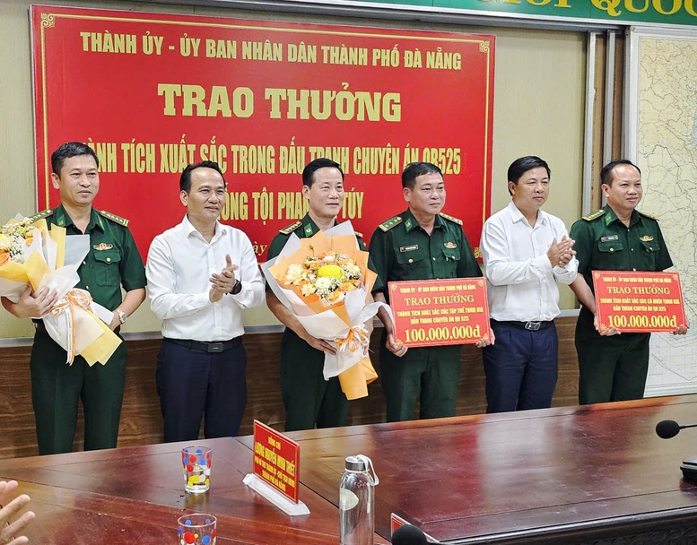 Khen thưởng đột xuất lực lượng triệt phá chuyên án gần 300 kg ma túy