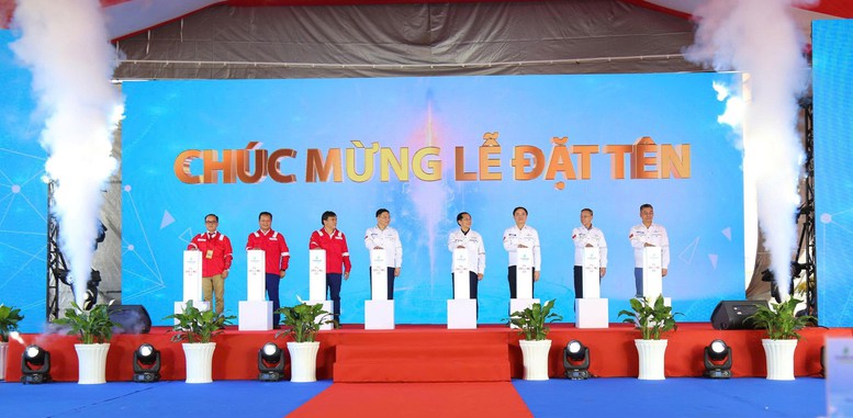 Phó Thủ tướng Bùi Thanh Sơn và các đại biểu thực hiện nghi thức lễ ra mắt giàn khoan tự nâng thứ 8 mang tên PVD8 của PV Drilling - Ảnh: VGP/Hải Minh