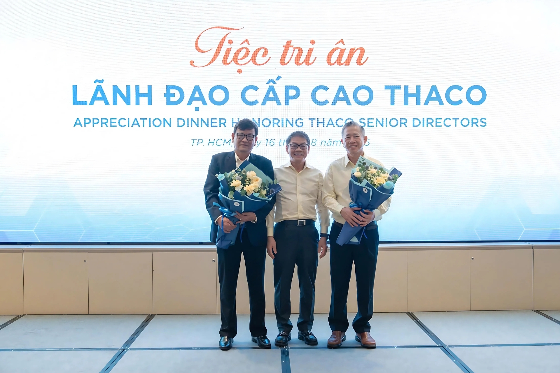 Chủ tịch HĐQT THACO Trần Bá Dương trao hoa tri ân Tổng Giám đốc THACO Phạm Văn Tài và Giám đốc cao cấp phụ trách VHTT Nguyễn Một Chủ tịch HĐQT THACO Trần Bá Dương trao hoa tri ân Tổng Giám đốc THACO Phạm Văn Tài và Giám đốc cao cấp phụ trách VHTT Nguyễn Một