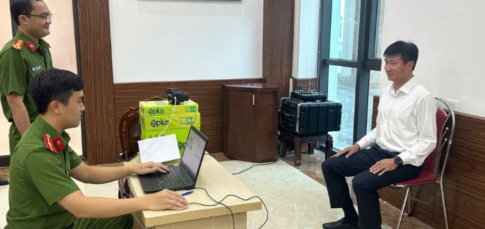 Đồng chí Trần Huy Tuấn, Phó Bí thư Tỉnh ủy, Chủ tịch UBND tỉnh Lào Cai làm hồ sơ cấp đổi Thẻ đảng viên.