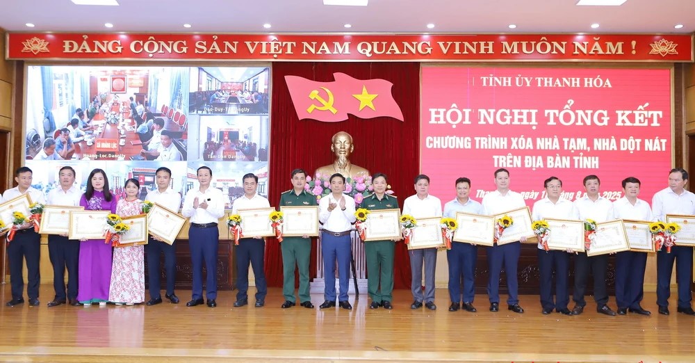 Bí thư Tỉnh ủy Nguyễn Doãn Anh và Chủ tịch UBND tỉnh Đỗ Minh Tuấn trao Bằng khen của Chủ tịch UBND tỉnh cho các tập thể có thành tích xuất sắc.