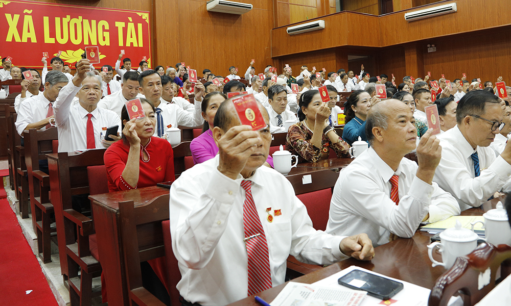 Các đại biểu biểu quyết thông qua Nghị quyết Đại hội. Các đại biểu biểu quyết thông qua Nghị quyết Đại hội.