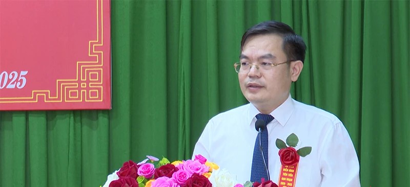 Hoàng Văn Đồng, Bí thư Đảng ủy, Chủ tịch HĐND xã phát biểu tại hội nghị. Hoàng Văn Đồng, Bí thư Đảng ủy, Chủ tịch HĐND xã phát biểu tại hội nghị.