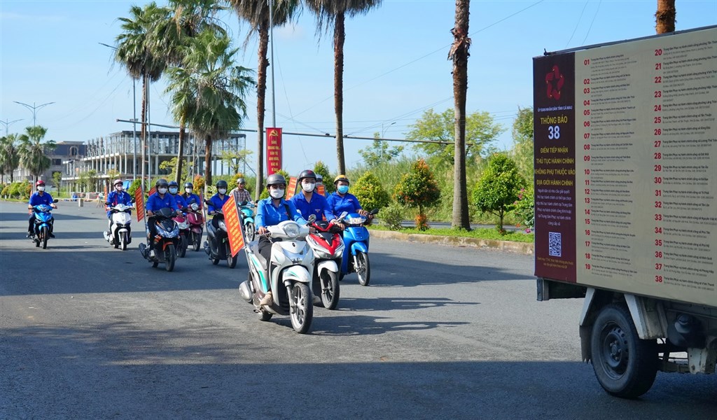 Đoàn xe tuyên truyền cách thực hiện và các điểm thực hiện thủ tục hành chính phi địa giới