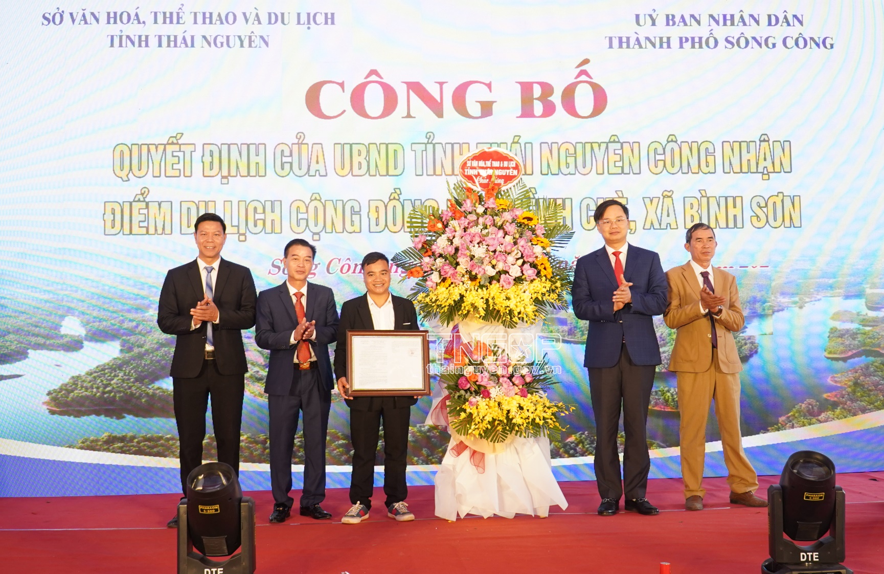 Lãnh đạo Sở Văn hóa, Thể thao và Du lịch trao Quyết định của UBND tỉnh Thái Nguyên công nhận Điểm du lịch cộng đồng hồ Ghềnh Chè cho Hợp tác xã du lịch cộng đồng Ghềnh Chè - Bình Sơn - Sông Công Lãnh đạo Sở Văn hóa, Thể thao và Du lịch trao Quyết định của UBND tỉnh Thái Nguyên công nhận Điểm du lịch cộng đồng hồ Ghềnh Chè cho Hợp tác xã du lịch cộng đồng Ghềnh Chè - Bình Sơn - Sông Công