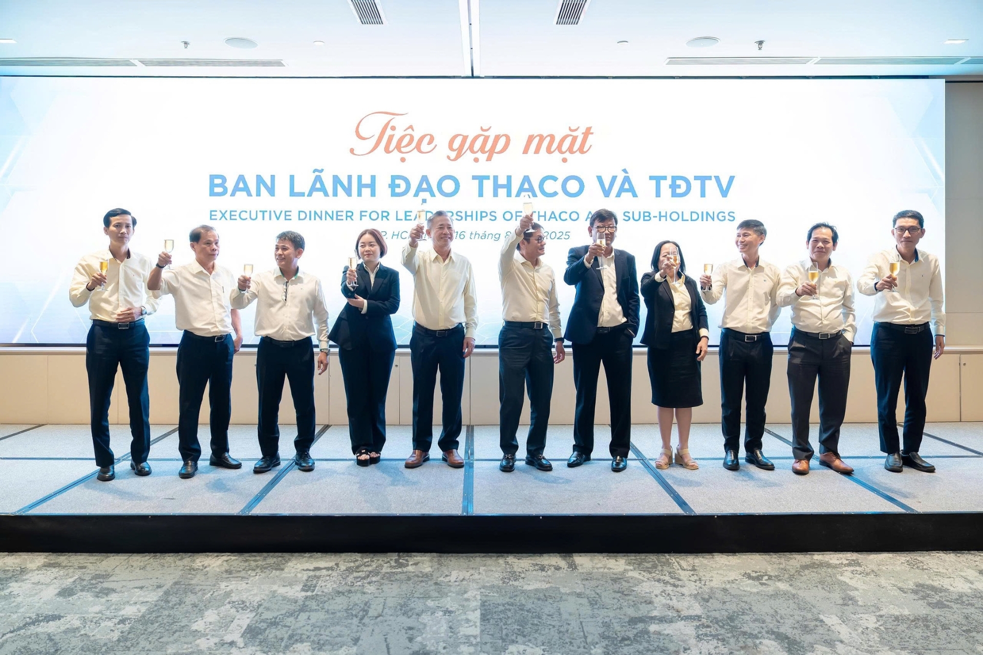 Ban lãnh đạo THACO và lãnh đạo các Tập đoàn thành viên nâng ly tại tiệc gặp mặt tối ngày 16/8 Ban lãnh đạo THACO và lãnh đạo các Tập đoàn thành viên nâng ly tại tiệc gặp mặt tối ngày 16/8