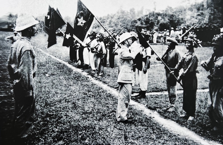 Lễ thành lập Đại đoàn 308 - đại đoàn chủ lực đầu tiên, ngày 28-2-1949. Ảnh tư liệu