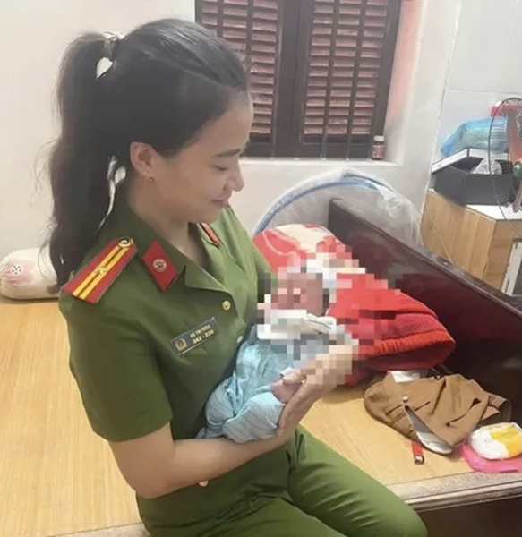 Công an xã Ân Thi thông báo tìm người thân bé gái bị bỏ rơi Công an xã Ân Thi thông báo tìm người thân bé gái bị bỏ rơi