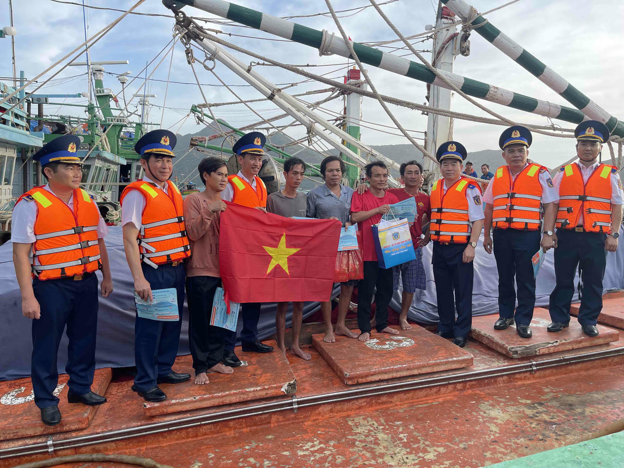 Tặng cờ và quà cho ngư dân, Nhân dân tại Đặc khu Côn Đảo, TP Hồ Chí Minh