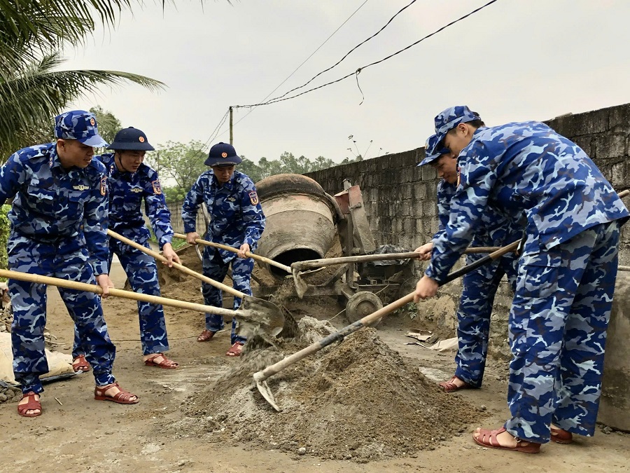 Tháo dỡ và xây dựng nhà mới tặng ông Trần Xuân Chung, thương binh 3/4 ở thôn Ninh Hòa, xã Đan Hải, Hà Tĩnh