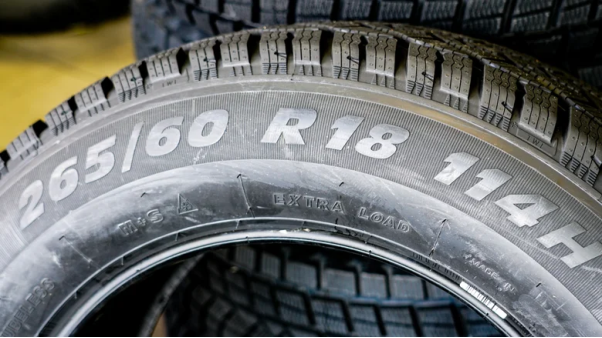 Cận cảnh lốp xe ô tô với thông số kỹ thuật 265/60 R18 114H in trên thành lốp. Ảnh: Zigmunds Dizgalvis