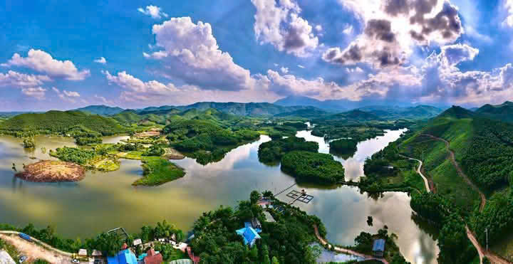 Hồ Ghềnh Chè nhìn từ trên cao Hồ Ghềnh Chè nhìn từ trên cao