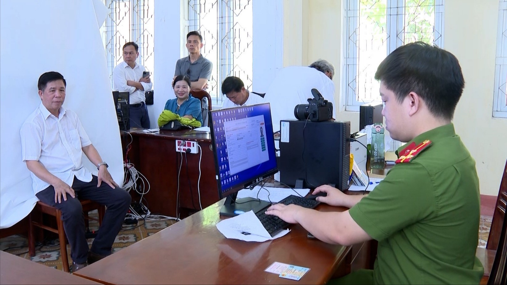 Công an phường Yên Bái thực hiện cấp đổi thẻ cho đảng viên Công an phường Yên Bái thực hiện cấp đổi thẻ cho đảng viên