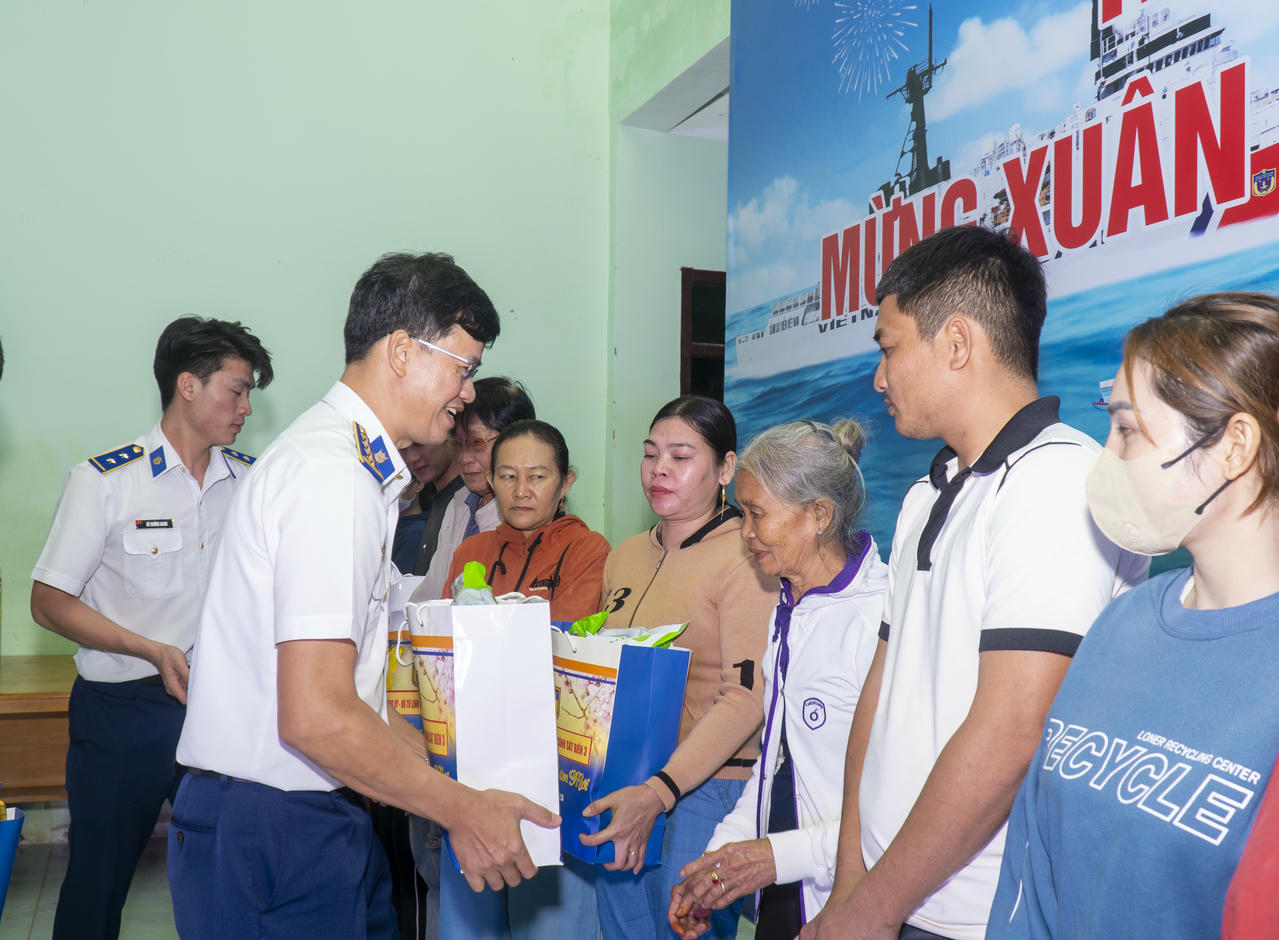 Đại tá Cao Xuân Quận, Phó Chính ủy Vùng Cảnh sát biển 3 tặng quà Tết động viên Nhân dân, gia đình chính sách có hoàn cảnh khó khăn của huyện đảo Phú Quý.