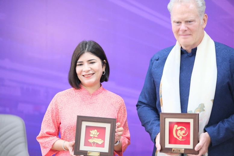 Bà Kawal Preet, Chủ tịch FedEx Châu Á Thái Bình Dương cùng Ông Richard Smith, Giám đốc Vận hành Quốc tế kiêm Tổng Giám đốc hàng không FedEx.