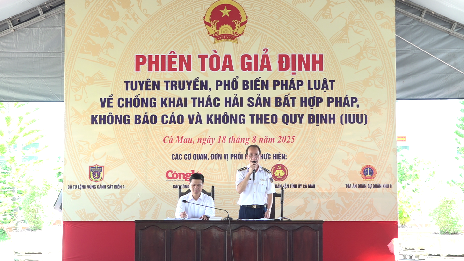 Đại diện cơ quan chức năng BTL Vùng Cảnh sát biển 4 và Tòa án Quân sự Quân khu 9 tọa đàm, trao đổi pháp luật với bà con ngư dân. Đại diện cơ quan chức năng BTL Vùng Cảnh sát biển 4 và Tòa án Quân sự Quân khu 9 tọa đàm, trao đổi pháp luật với bà con ngư dân.