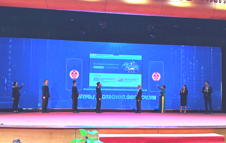 Các đại biểu thực hiện nghi thức bấm nút khai trương Cổng thông tin thuế hỗ trợ doanh nhân (htteps://hotroNNT.gdt.gov.vn) - Ảnh: VGP/HT Các đại biểu thực hiện nghi thức bấm nút khai trương Cổng thông tin thuế hỗ trợ doanh nhân (htteps://hotroNNT.gdt.gov.vn) - Ảnh: VGP/HT