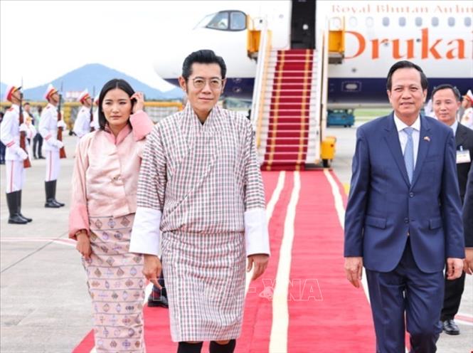 Bộ trưởng Bộ Dân tộc và Tôn giáo Đào Ngọc Dung đón Quốc vương Bhutan Jigme Khesar Namgyel Wangchuck và Hoàng hậu tại sân bay Quốc tế Nội Bài. Ảnh: Minh Đức/TTXVN