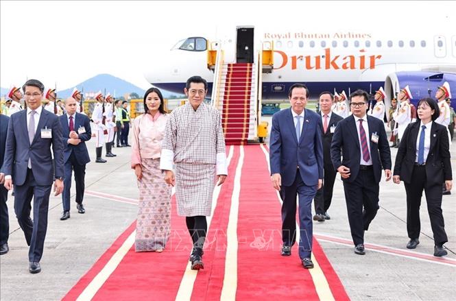Bộ trưởng Bộ Dân tộc và Tôn giáo Đào Ngọc Dung đón Quốc vương Bhutan Jigme Khesar Namgyel Wangchuck và Hoàng hậu tại sân bay Quốc tế Nội Bài. Ảnh: Minh Đức/TTXVN