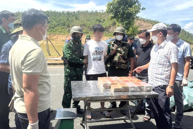 Tang vật thu giữ gồm 295,5 kg ma túy các loại.