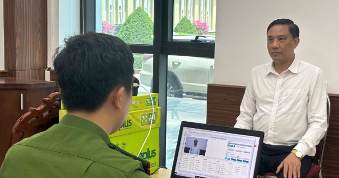 Đồng chí Hoàng Giang, Phó Bí thư Thường trực Tỉnh ủy Lào Cai làm hỗ sơ cấp đổi Thẻ đảng viên.