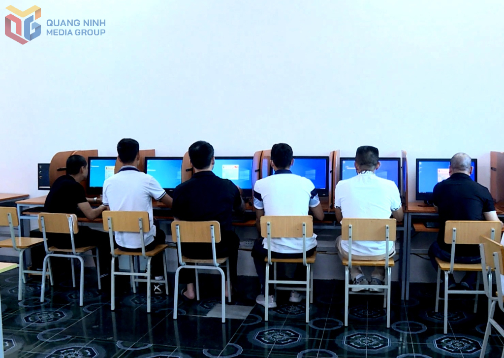 Các học viên thi lý thuyết trên máy tính trong kỳ thi sát hạch lái xe.