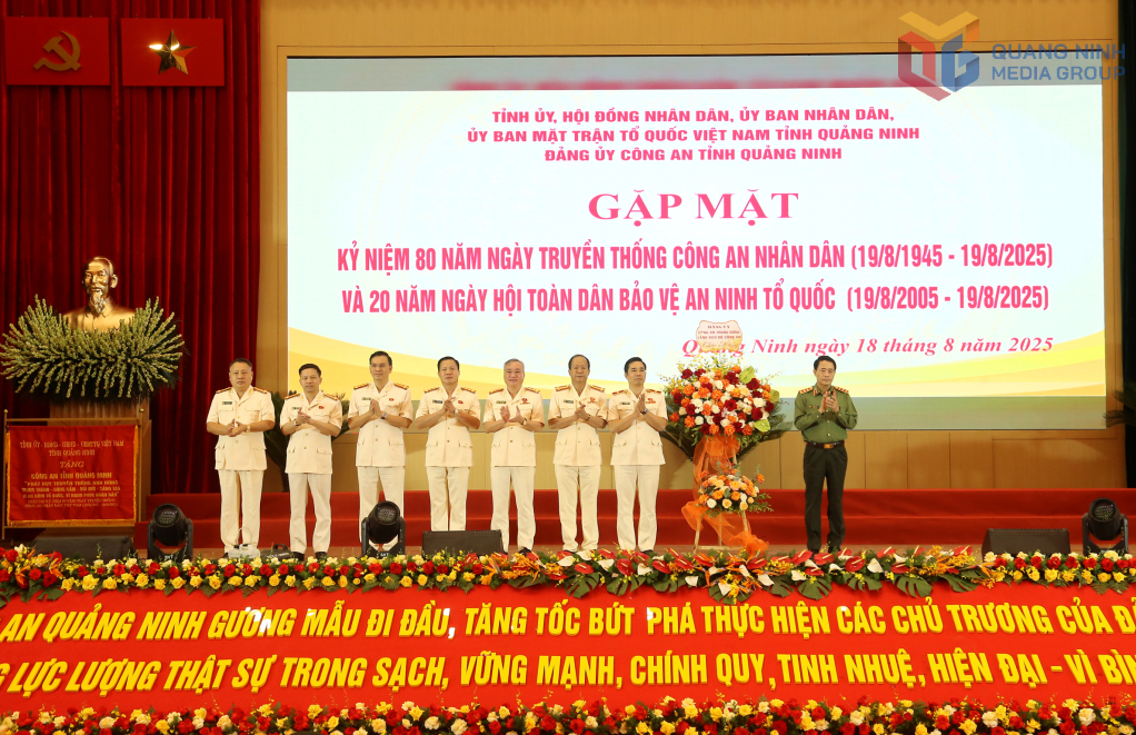 Đảng ủy Công an Trung ương, lãnh đạo Bộ Công an tặng hoa chúc mừng Công an tỉnh Quảng Ninh.