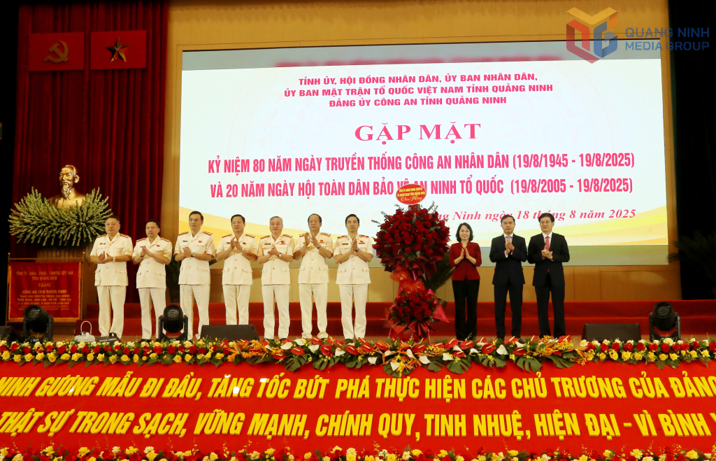 Lãnh đạo Tỉnh ủy, HĐND, UBND, Ủy ban MTTQ tỉnh Quảng Ninh tặng hoa chúc mừng Công an tỉnh.