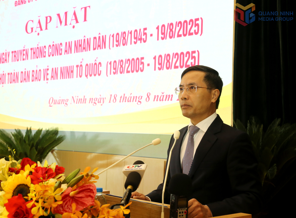 Ông Phạm Đức Ấn, Phó Bí thư Tỉnh ủy, Chủ tịch UBND tỉnh Quảng Ninh, trình bày diễn văn ôn lại truyền thống.