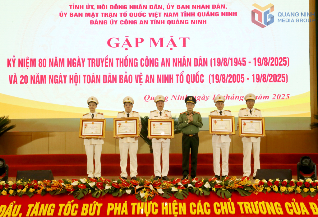 Thừa ủy quyền của Chủ tịch nước, Thượng tướng Lê Quốc Hùng, Ủy viên Trung ương Đảng, Thứ trưởng Bộ Công an, trao Huân chương Chiến công hạng Nhì, hạng Ba cho 5 tập thể, cá nhân.