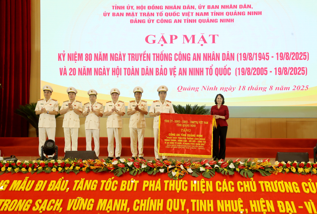 Tỉnh ủy, HĐND, UBND, Ủy ban MTTQ trao tặng Công an tỉnh Quảng Ninh bức trướng với nội dung “Phát huy truyền thống anh hùng, trung thành, dũng cảm, đổi mới, sáng tạo vì an ninh Tổ quốc, vì hạnh phúc nhân dân”.