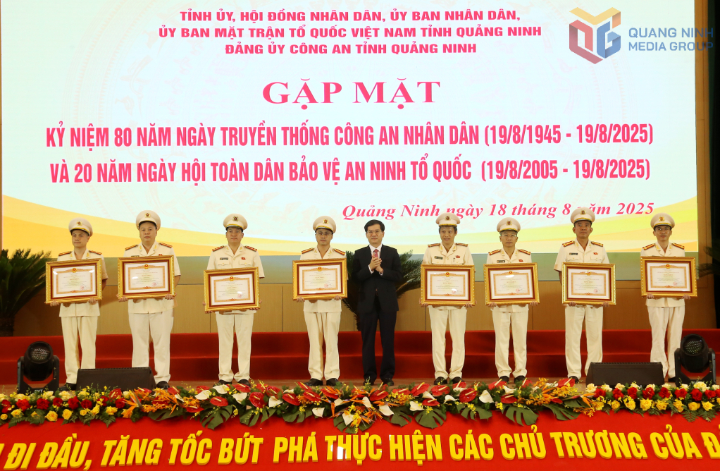 Thừa ủy quyền của Thủ tướng Chính phủ, ông Vũ Quyết Tiến, Phó Bí thư Tỉnh ủy, trao Bằng khen của Thủ tướng cho các tập thể, cá nhân.