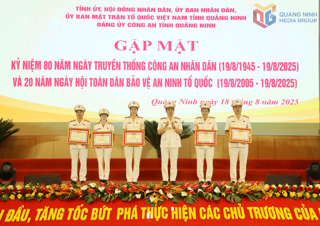 Thừa ủy quyền của Bộ Công an, Thiếu tướng Trần Văn Phúc, Ủy viên Ban Thường vụ Tỉnh ủy, Giám đốc Công an tỉnh Quảng Ninh, trao danh hiệu 