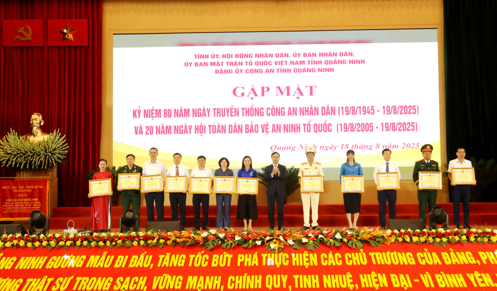 Ông Phạm Đức Ấn, Phó Bí thư Tỉnh ủy, Chủ tịch UBND tỉnh Quảng Ninh, tặng Bằng khen của Chủ tịch UBND tỉnh cho các tập thể.