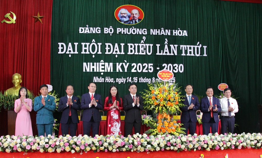 Đồng chí Phạm Văn Thịnh - Phó Chủ tịch UBND tỉnh cùng các đại biểu tặng hoa chúc mừng Đại hội