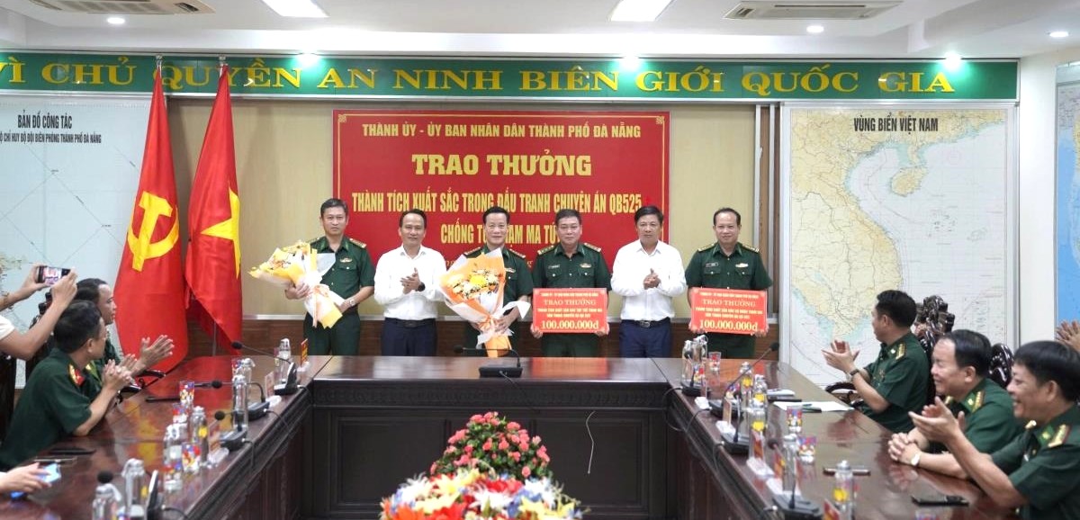 Đồng chí Lương Nguyễn Minh Triết (thứ 2, từ phải sang) và Nguyễn Đình Vĩnh (thứ 2, từ trái sang) trao thưởng cho Ban Chuyên án QB525